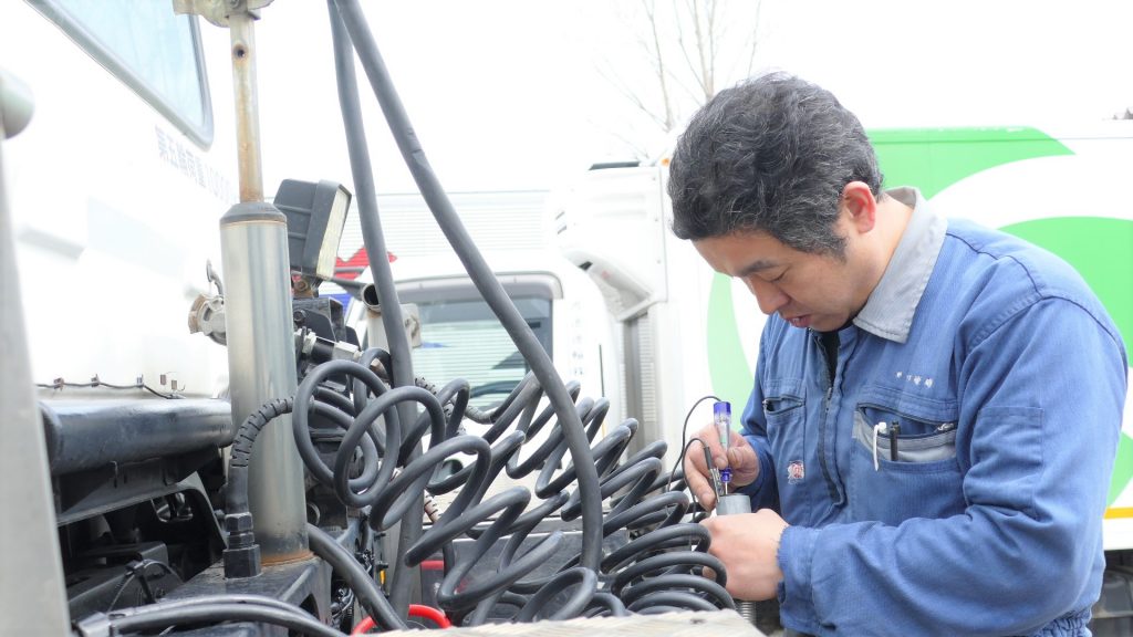 作業に集中している工藤 健太